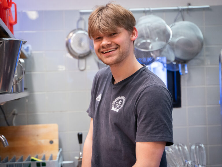 Lasse køkkenmedarbejder (1 of 1)