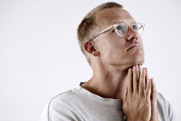Daniel Rye Ottosen, freelance fotograf, der i 13 måneder i 2013 og 2014 blev holdt som gidsel af Islamisk Stat. Han blev frigivet i juni 2014 efter at der var betalt en løsesum på 15 millioner kroner. Daniel er aktuel med bogen "Nærmest fri".